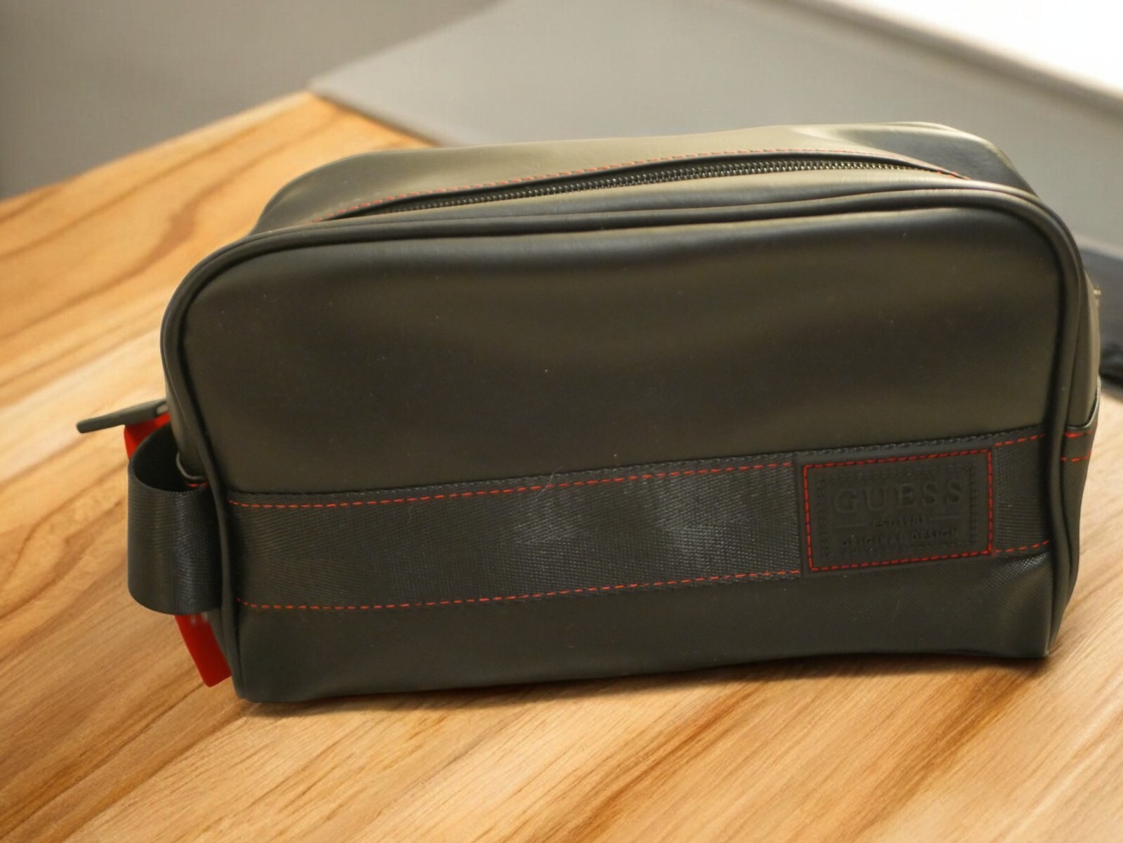 NEW MEDIUM MEN’S GUESS BLACK RED LEATHER HANDLE TOILETRY TRAVEL CASE BAG POCKET