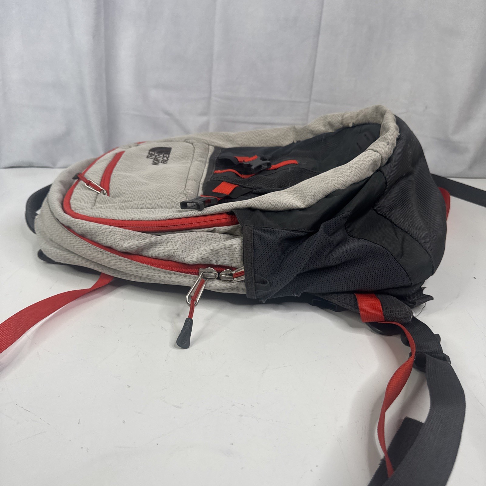 North Face Recon Backpack Gray/Red. Great bag for hiking, travel and school bag