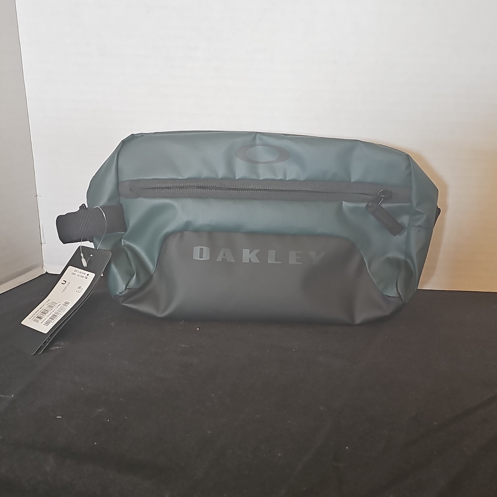 Oakley Roadsurfer Beauty Case Green Black inner/ outer pockets Hunter green