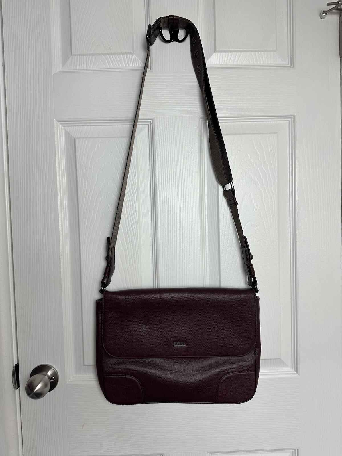 Hugo Boss Messenger Shoulder Bag Crossbody Purse Burgundy Leather Cow Skin 14 In