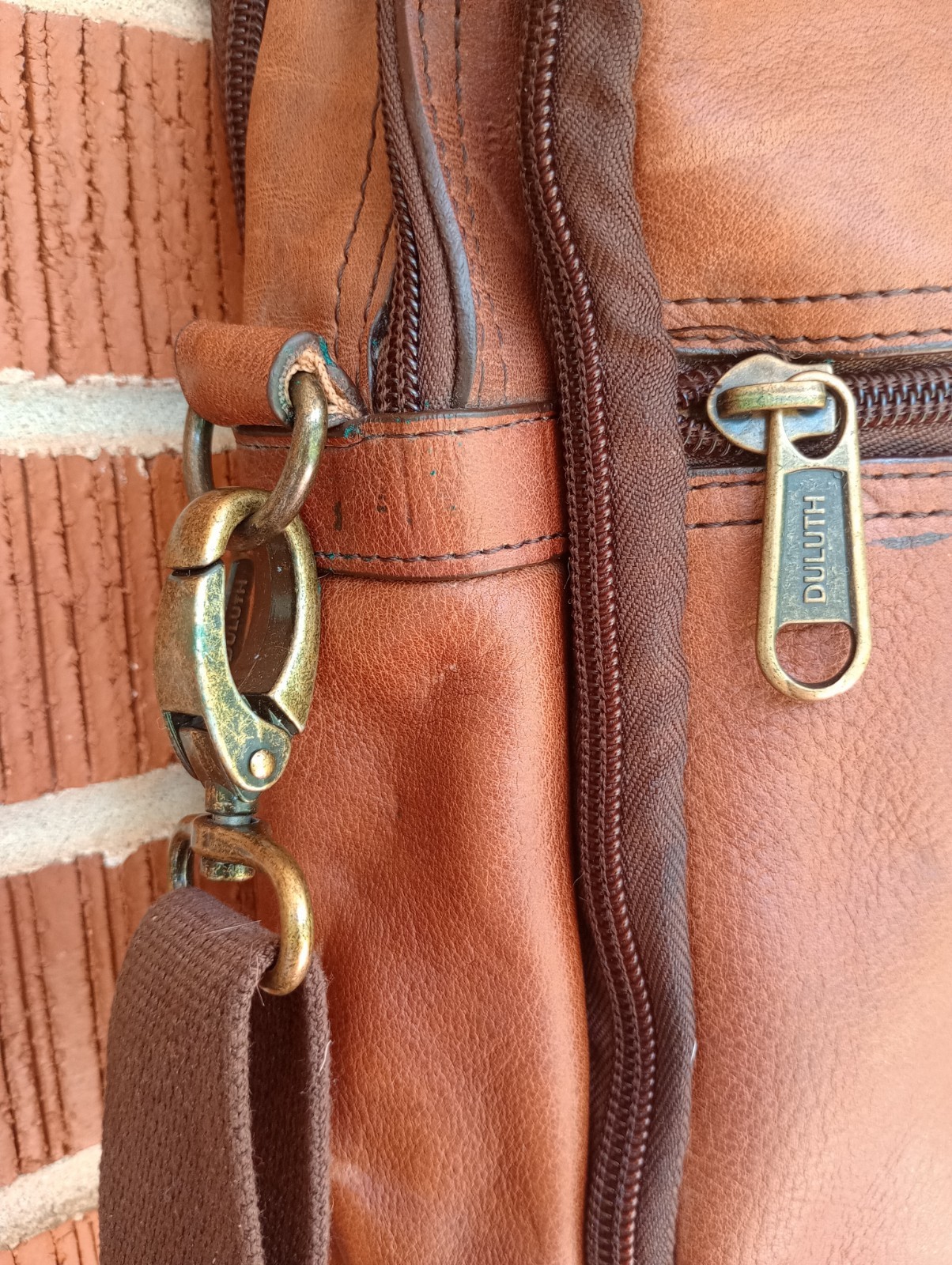 Duluth Trading Co Lifetime Leather Travel Bag Multi Zip Pocket Crossbody Brown