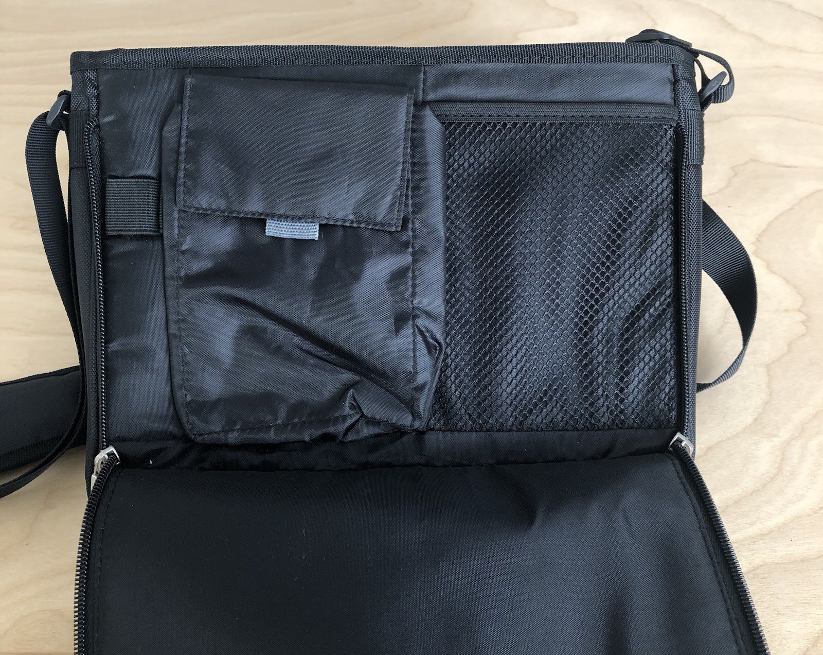 Travelon Messenger Bag Black Multi Pockets Zippered Wide Strap Mens Sz 10.5X10in