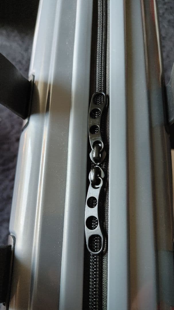 Ultra Lightweight Excellent Condition ZERO HALLIBURTON Polycarbonate Silver Atta