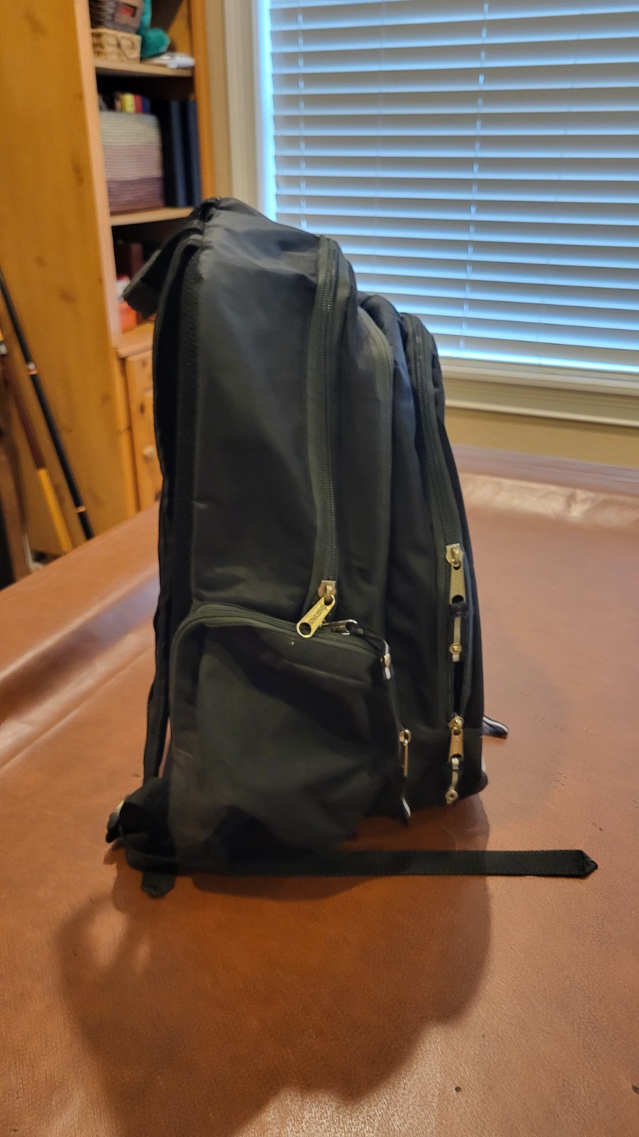 Eastsport Titan Backpack BLACK – EXPANSION ZIPPER -POCKETS GALORE! EUC!!