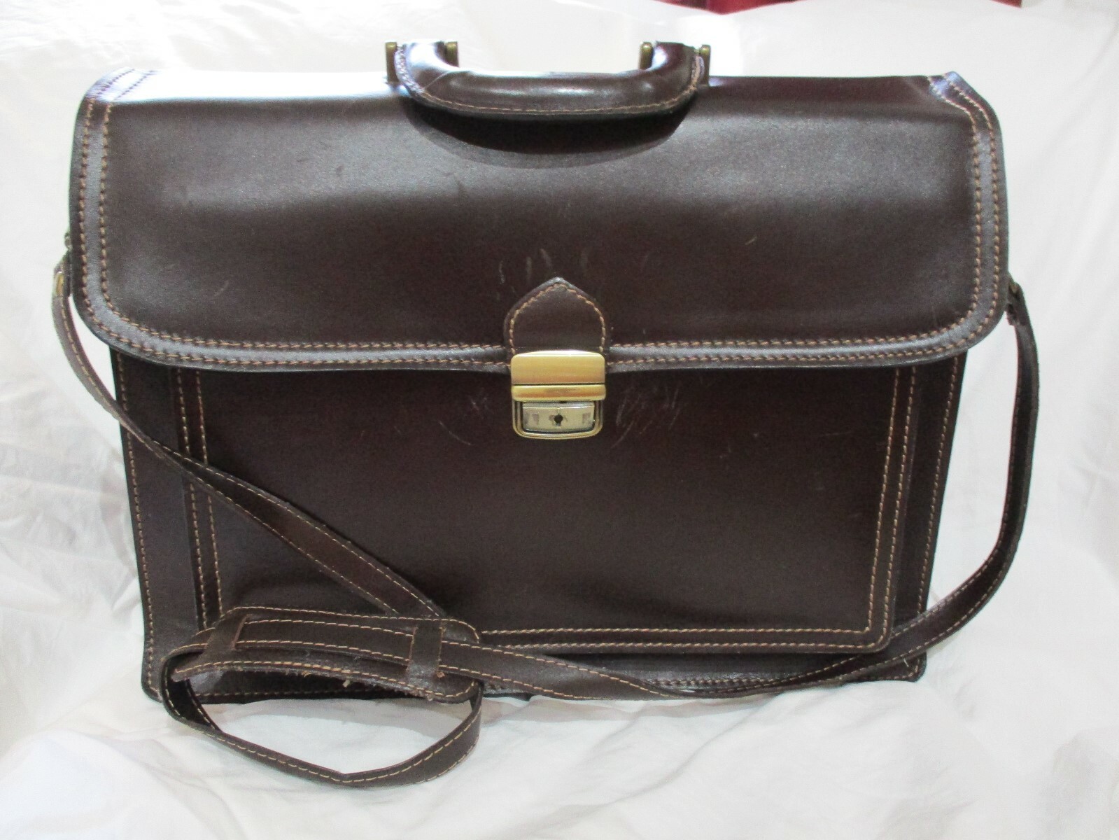 Solid and refined real leather shoulder strap workbag.