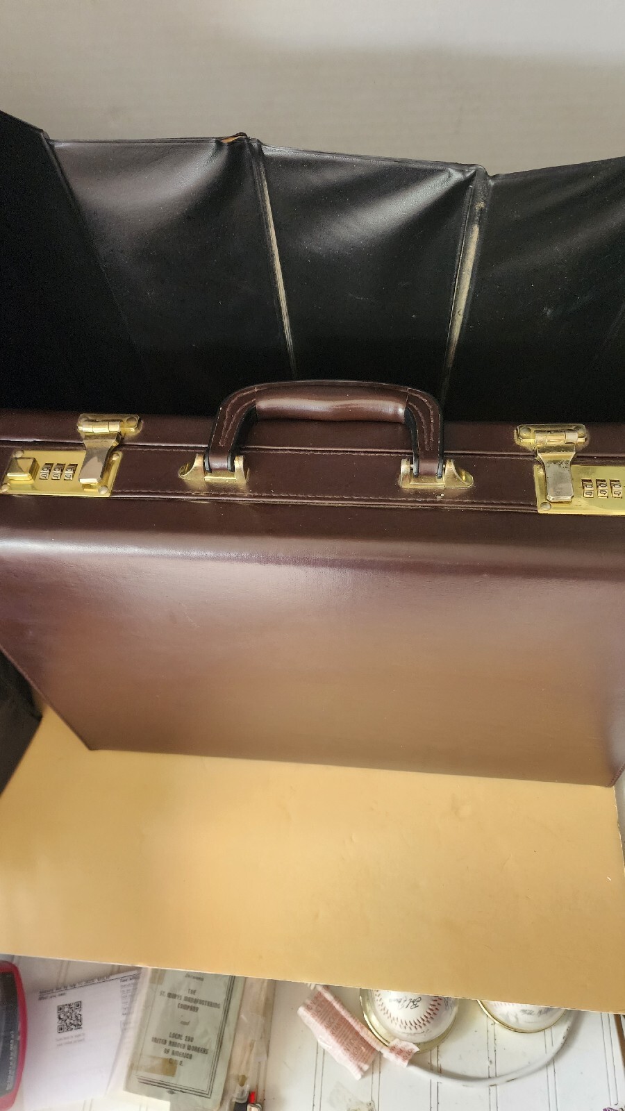 John Weitz Vintage Briefcase Leather, 3 Combo Lock, Brown Burgundy hinged, VGC