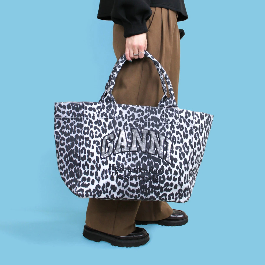 GANNI (B2110038) (B2110040) Medium Leopard Print Tote Bag (only available)