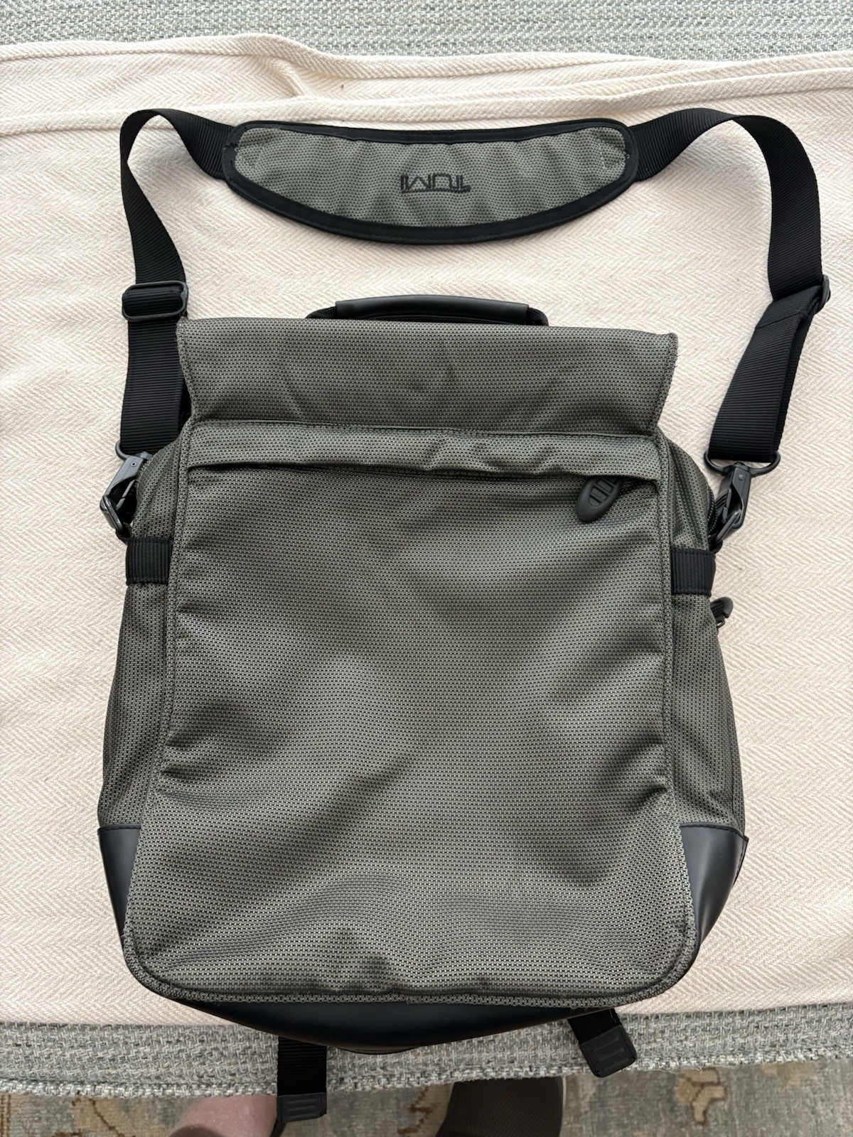 Tumi Men’s Green/Black Medium Messenger Bag Zip Adjustable Strap Pockets