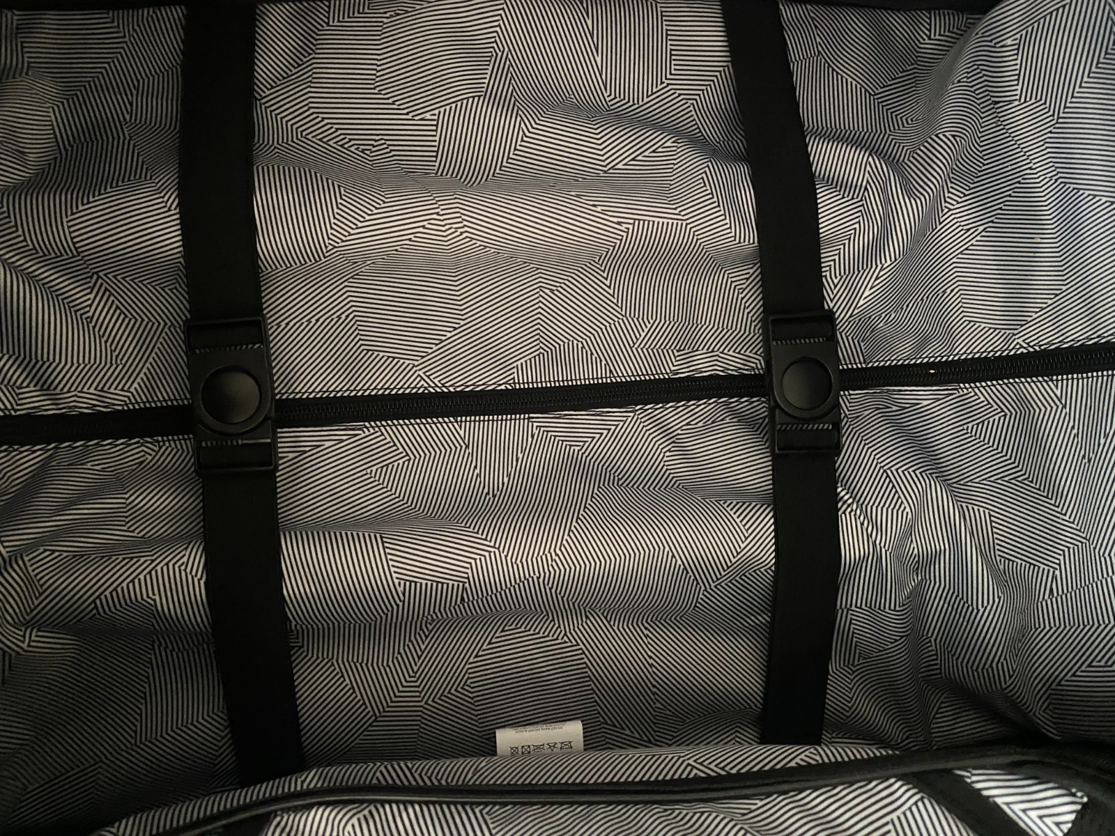 VOLCOM CARRY ON 21” ROLLING DUFFLE BAG BLACK LUGGAGE NEW