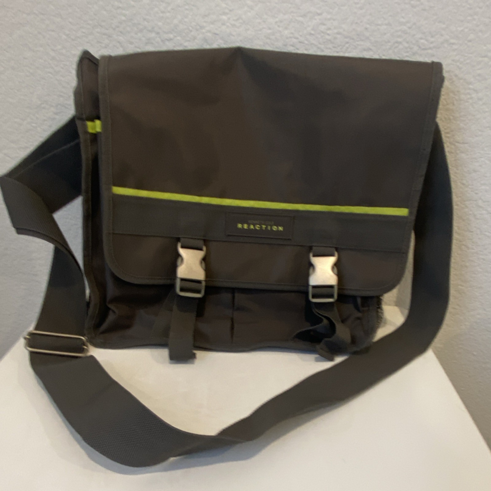 Kenneth Cole Reaction Crossbody Messenger Bag Gray Green Accent Adjustable Strap
