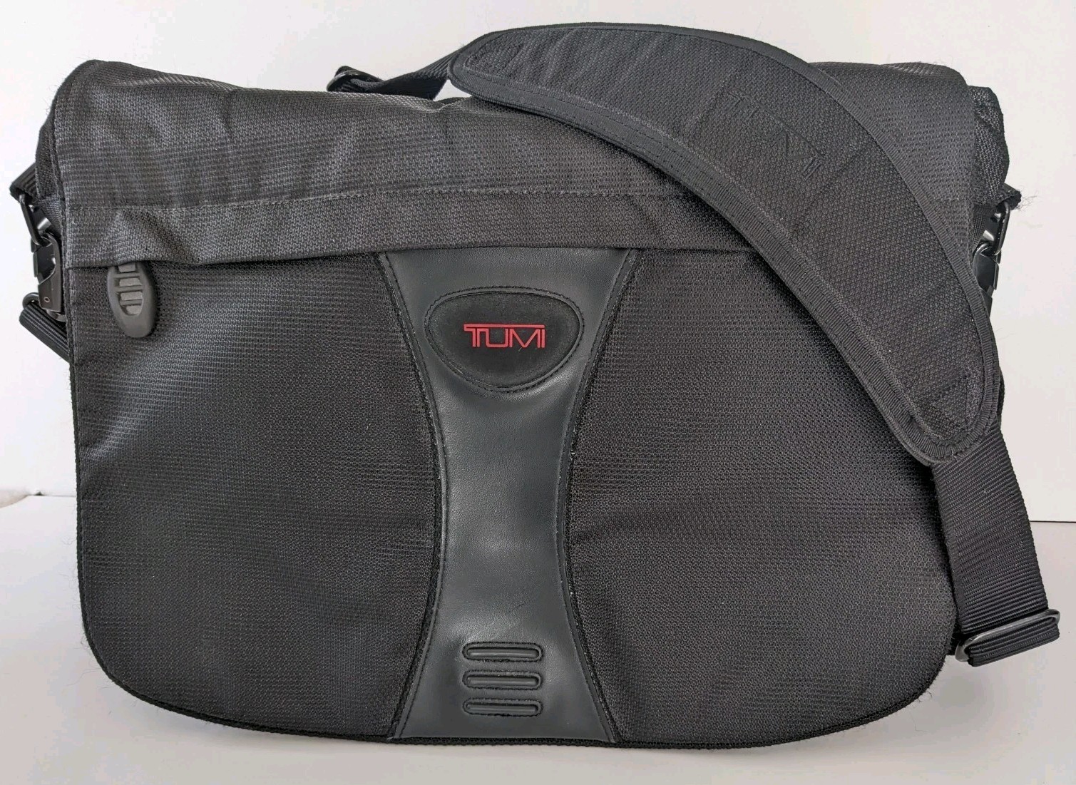 TUMI T2 Expandable Ballistic Messenger Bag Portfolio Case Shoulder Expandable