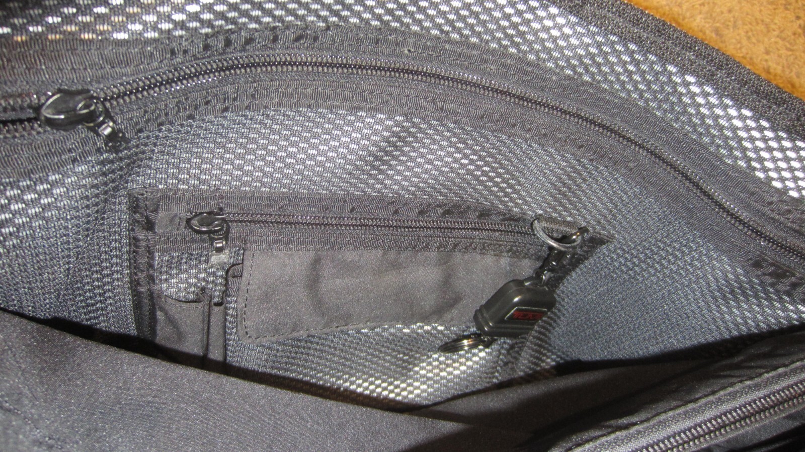 TUMI T2 Expandable Ballistic + Leather Messenger Bag Portfolio Case Shoulder
