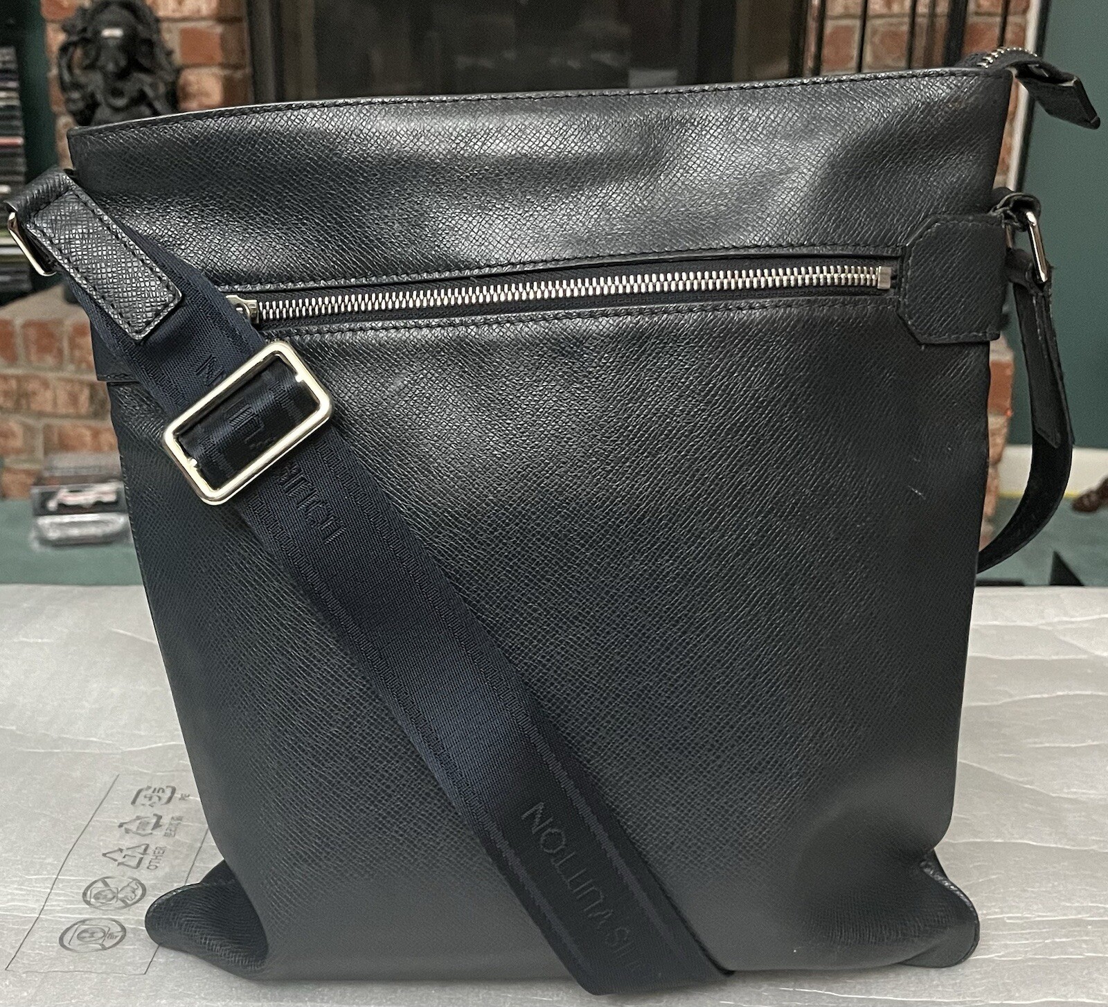 Louis Vuitton LV Taiga Sasha Leather Shoulder bag business handbag – VERY GOOD