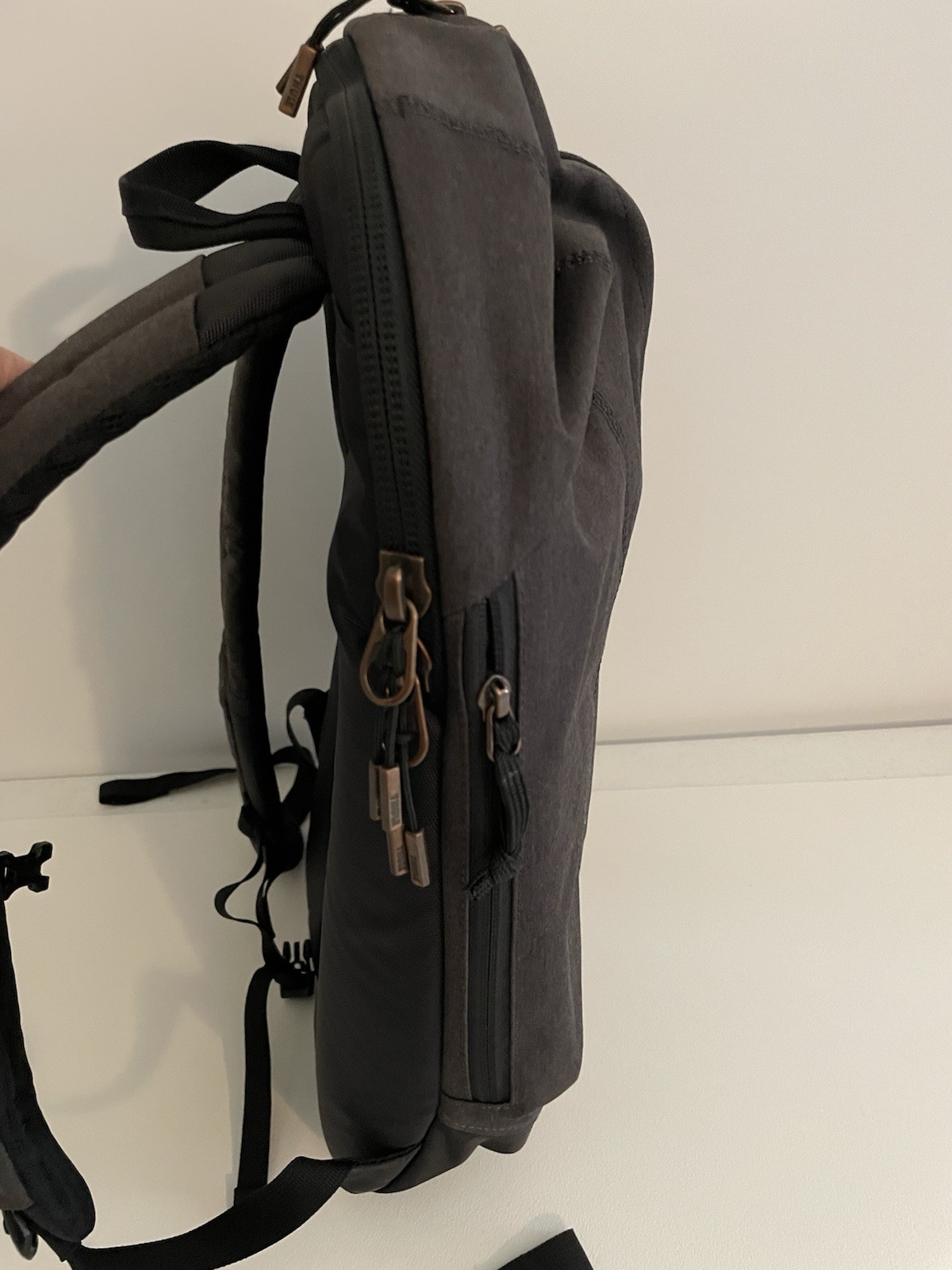 Thule Vea Backpack Daypack 17L Laptop Bag Black NWOT Work Commuter Weekender