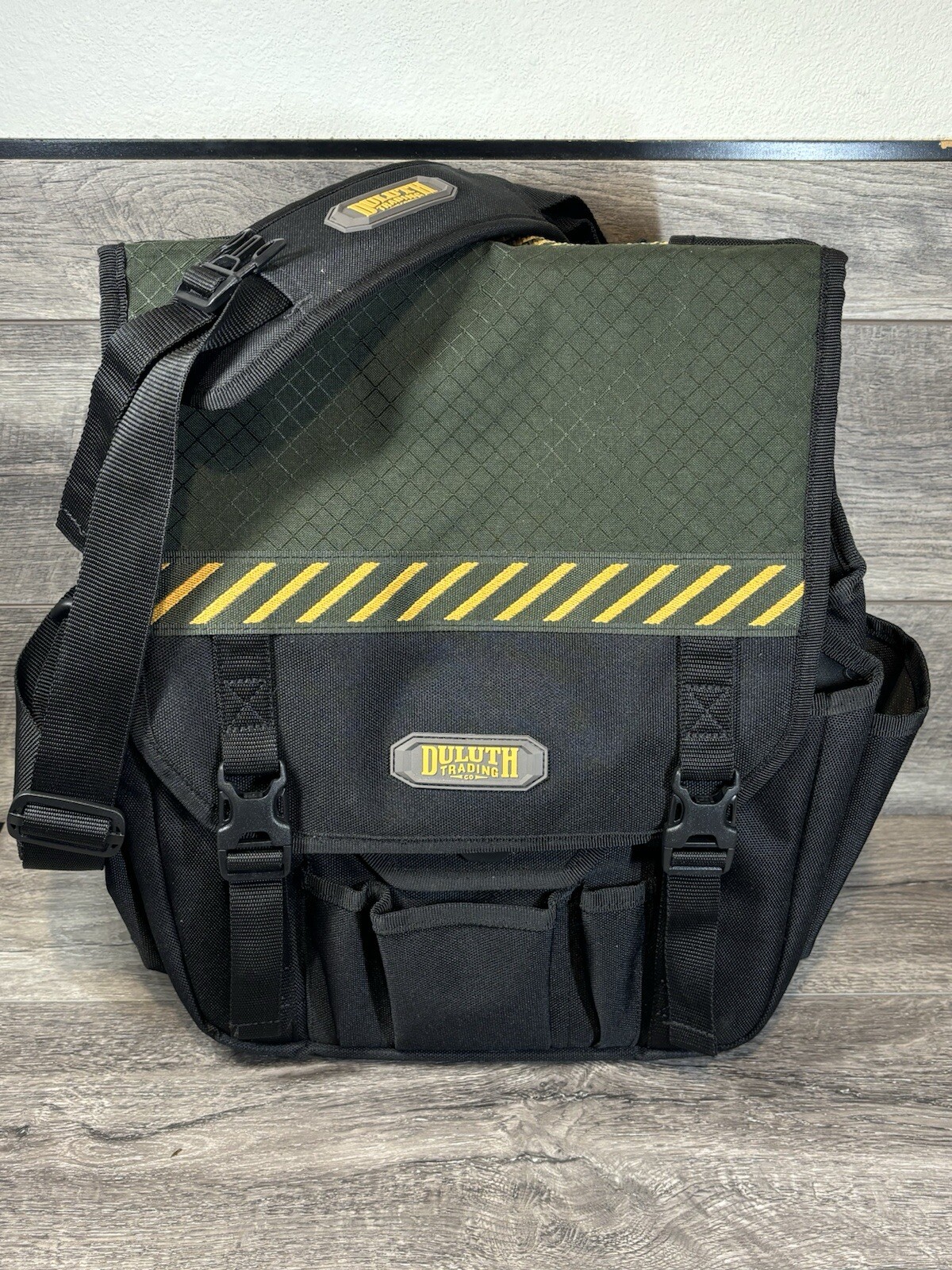 Duluth Trading Shoulder Bag Laptop Mechanic Electrician Multi Tool Green Black