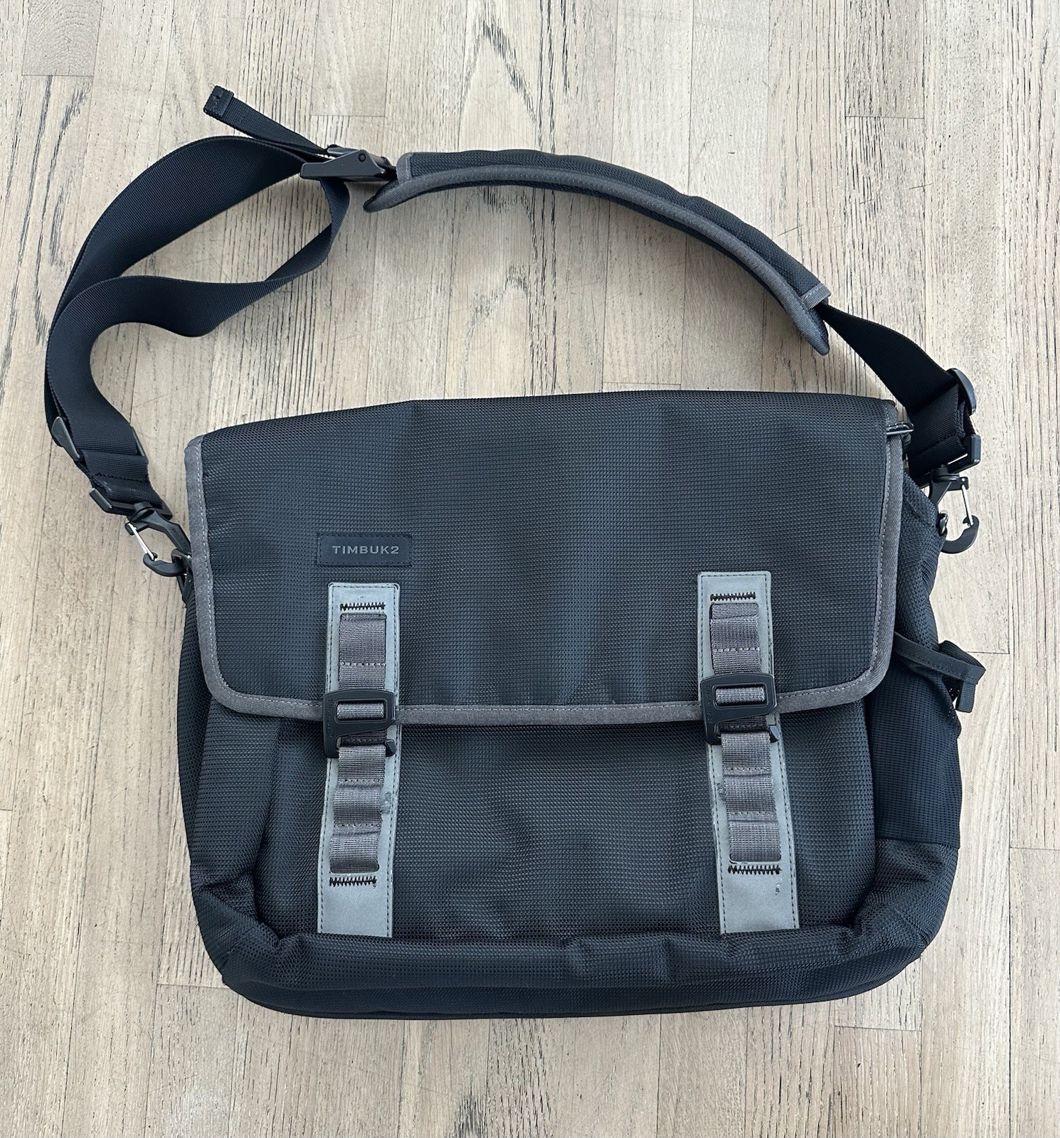 Timbuk2 Command Messenger Bag Black Grey Laptop Crossbody Strap Travel