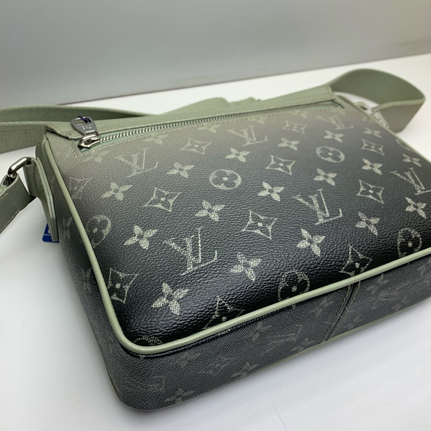 Louis Vuitton Pre-Owned Authentic DISTRICT Messenger Bag Crossbody Grey26x20x7cm