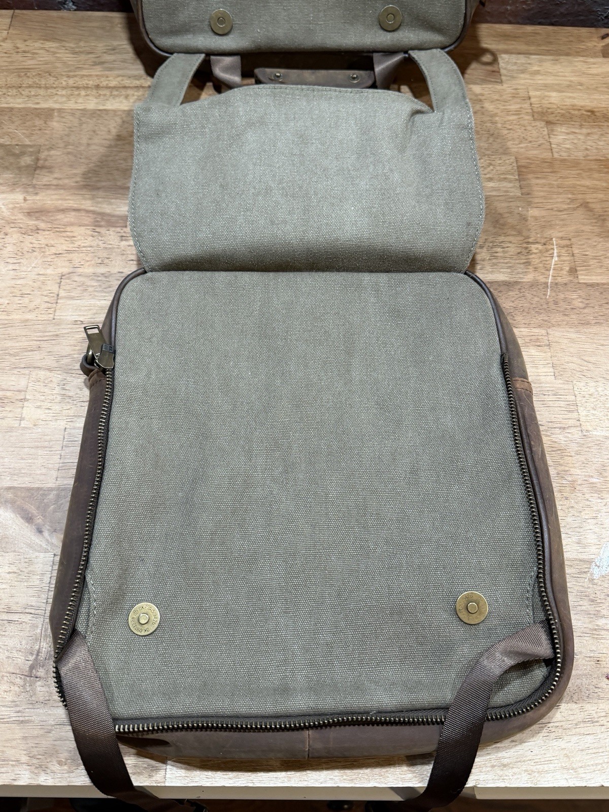 Brookstone Messenger Bag Chocolate Leather Multi Pocket Detachable Distressed