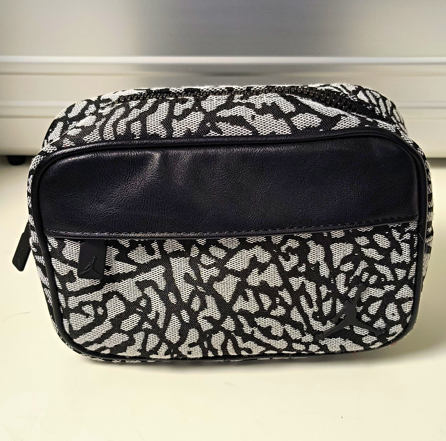 Jordan Crossbody Bag Black/Gray Elephant Print Zip Closure Adjustable Strap New