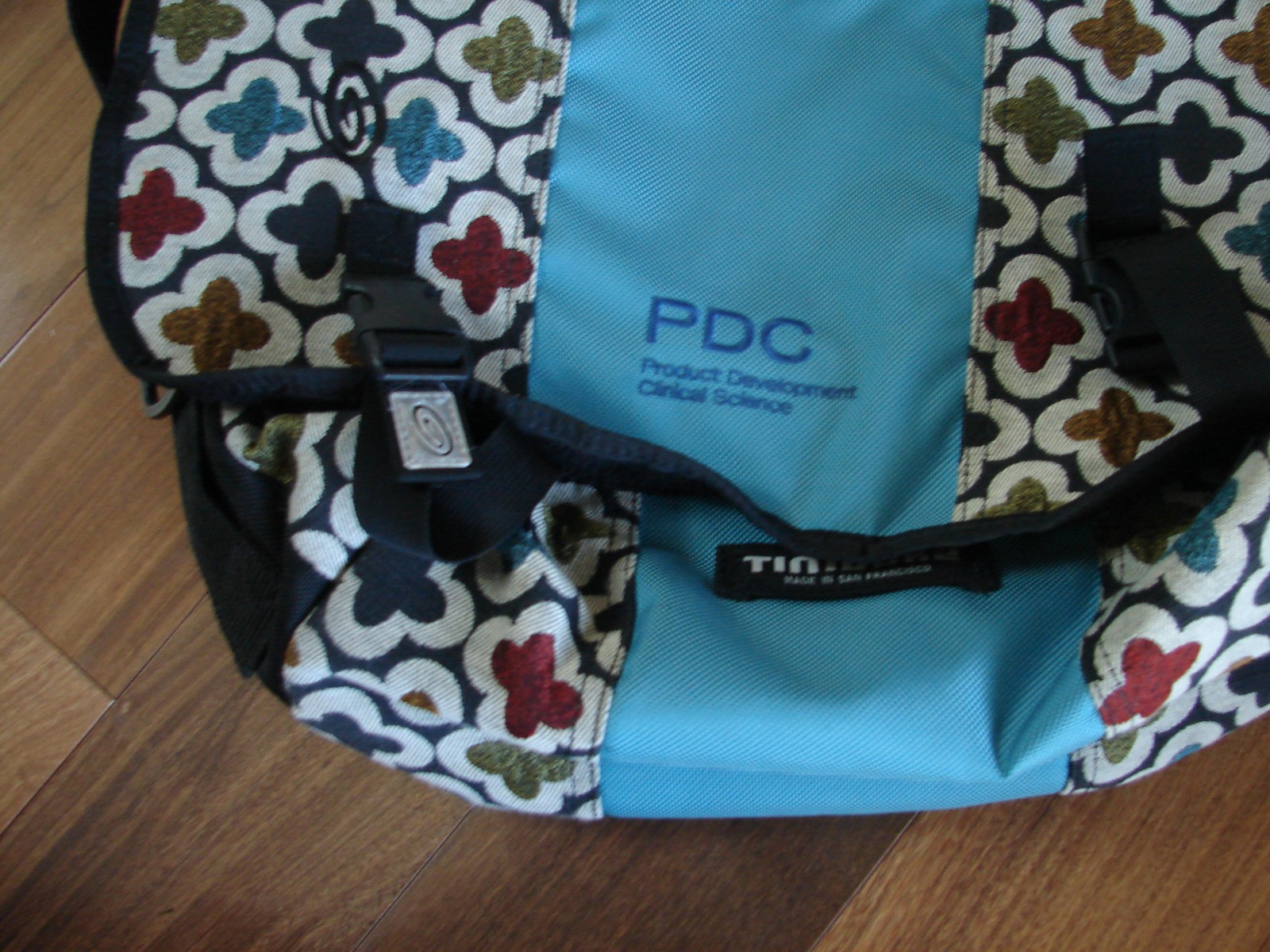 Timbuk2 Messenger Multi Colors Geometric Lotus Deisgn – Size Large 18×12
