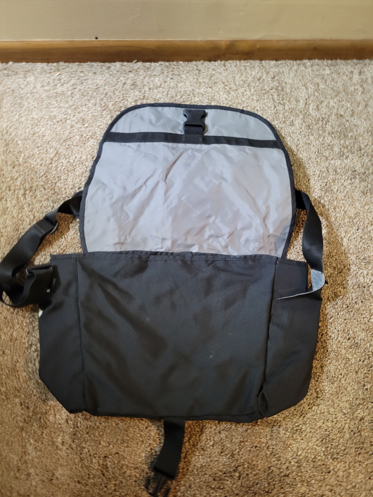 Nike Black Gray Messenger Bag Buckle Zip Shoulder Strap Adjustable Pockets Men