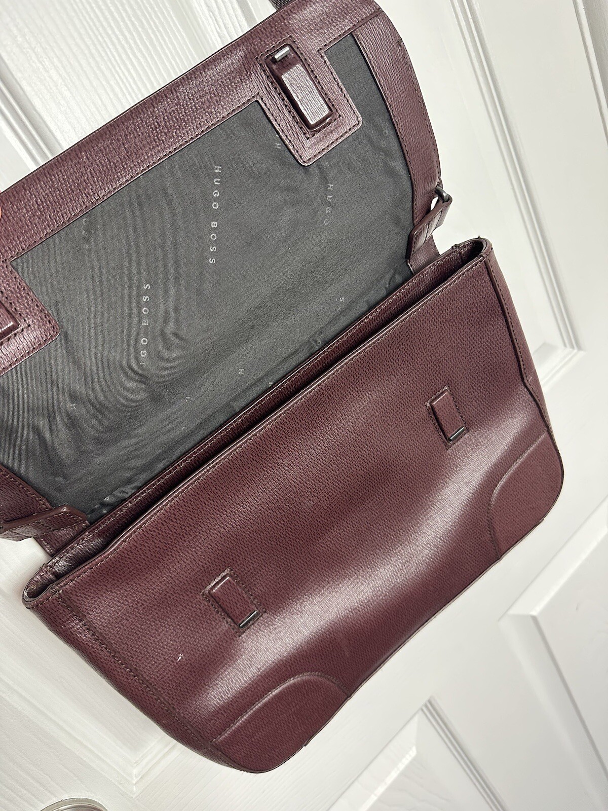 Hugo Boss Messenger Shoulder Bag Crossbody Purse Burgundy Leather Cow Skin 14 In