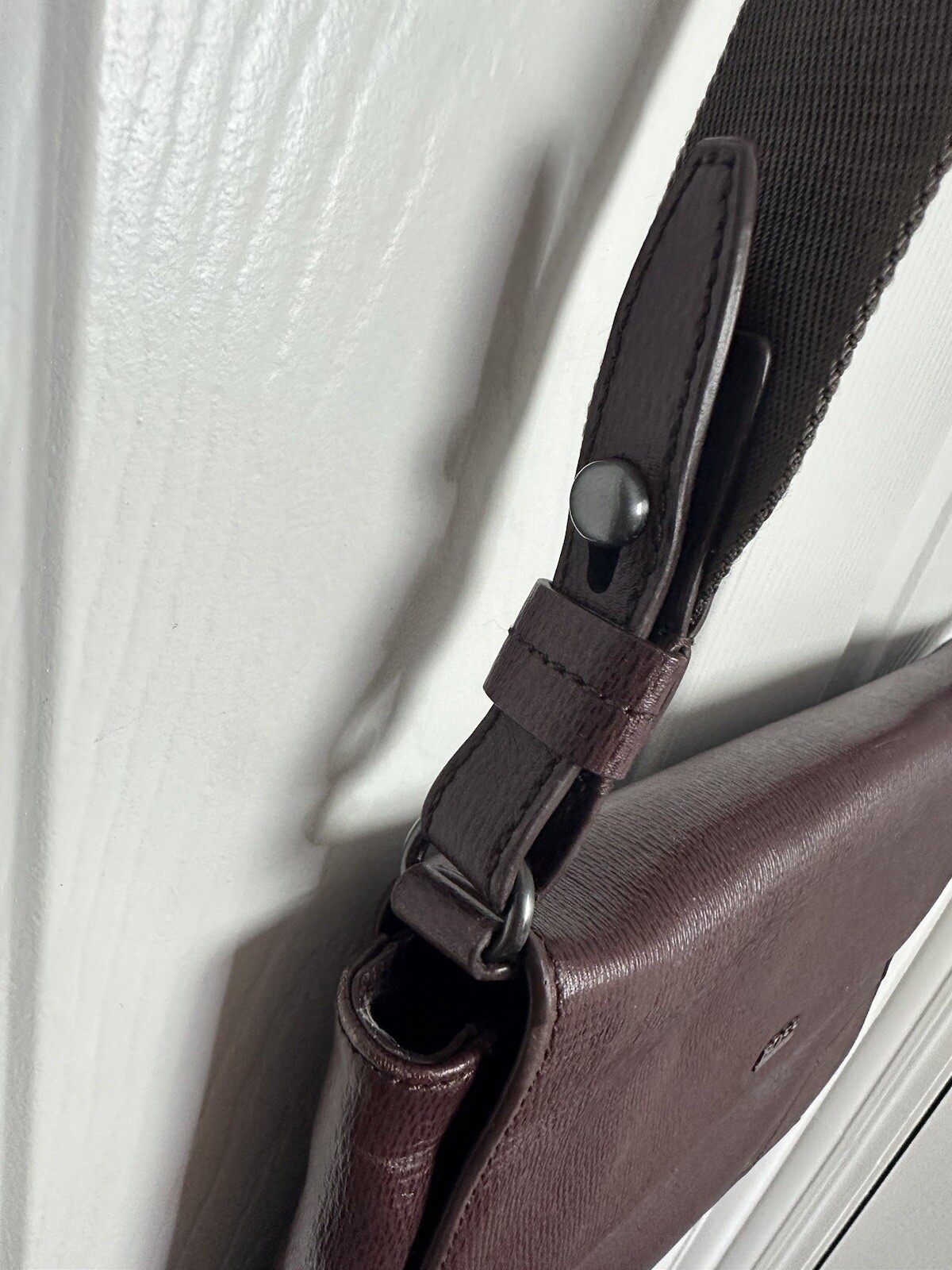 Hugo Boss Messenger Shoulder Bag Crossbody Purse Burgundy Leather Cow Skin 14 In