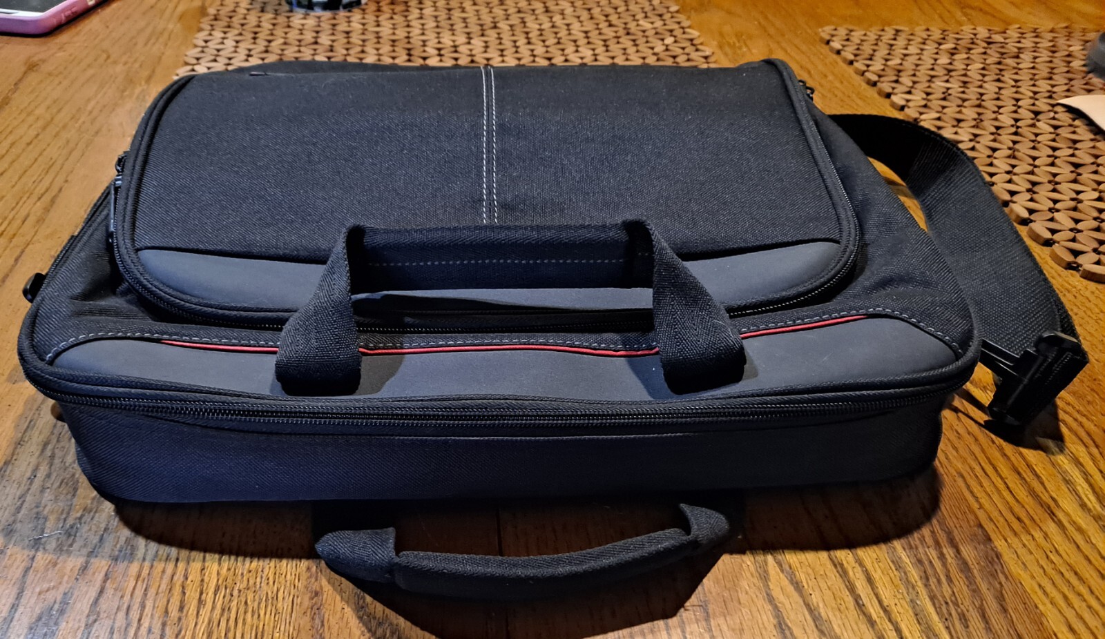 Targus Black & Red Shoulder/ Messenger Bag Laptop Carrying Case W/ Adjust. Strap