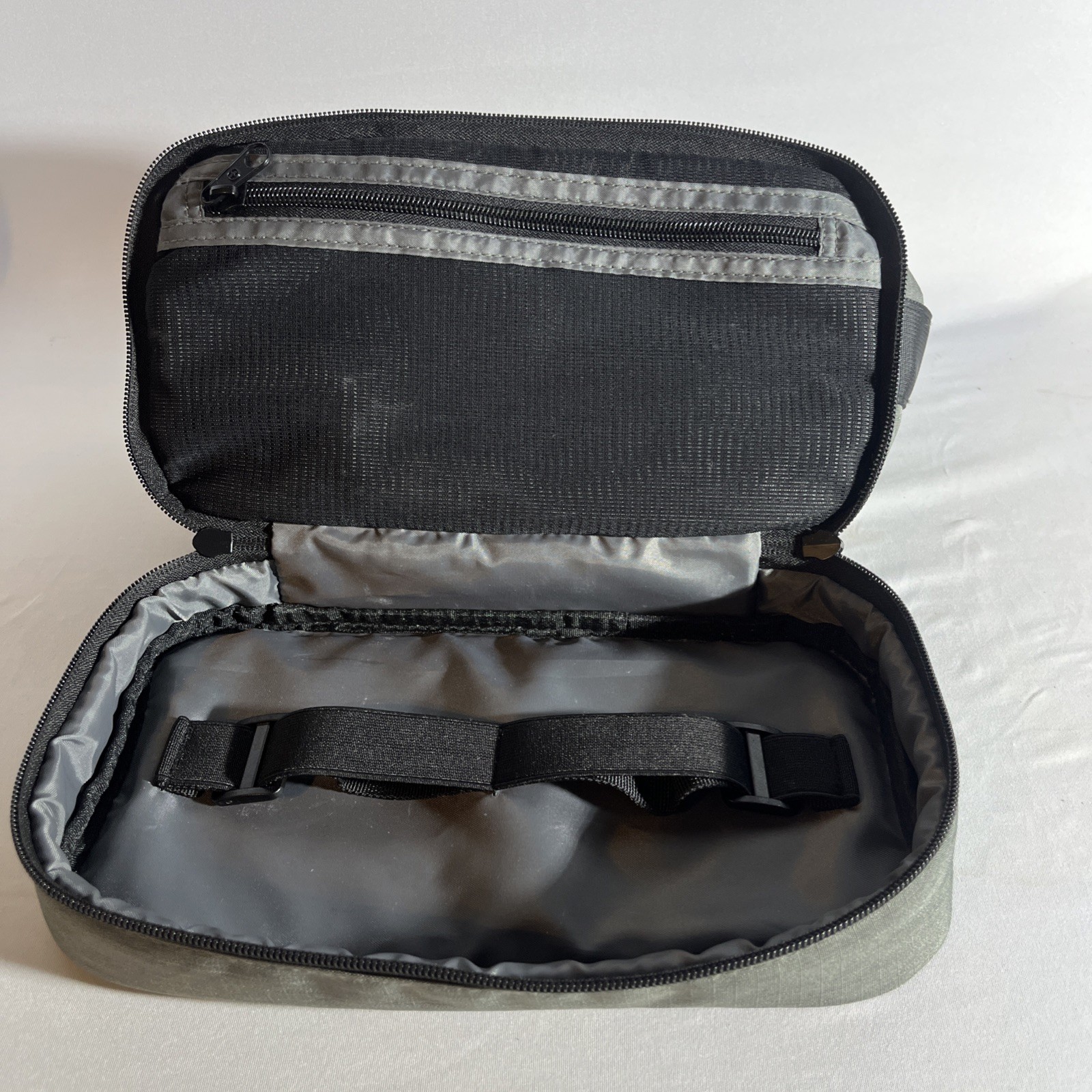 SwissGear Convertible Handle Drop Bottom Dopp Bag – Gray