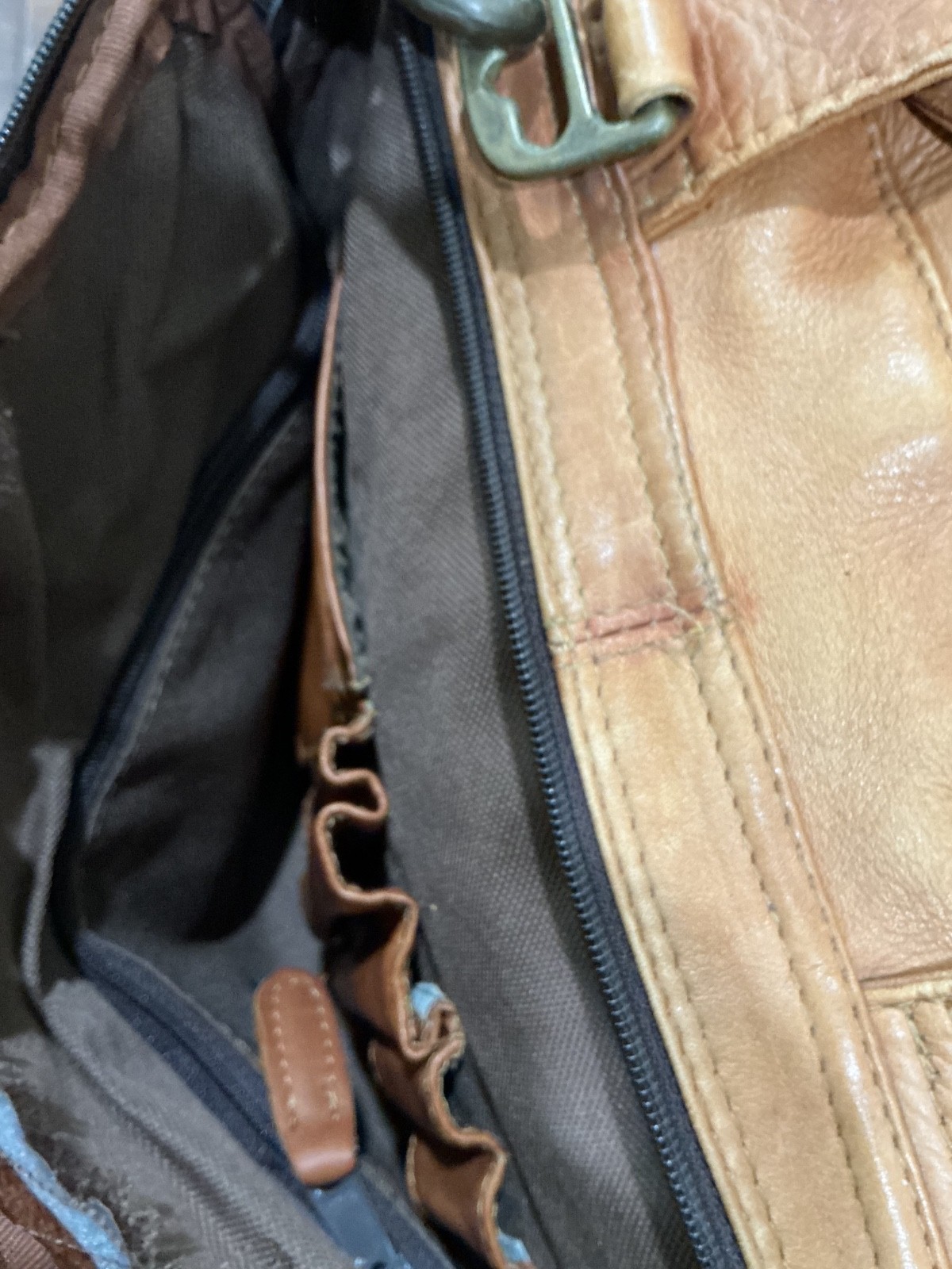 Vintage Leather Duffle/Weekender Bag Exterior & Interior Pockets Shoulder Strap