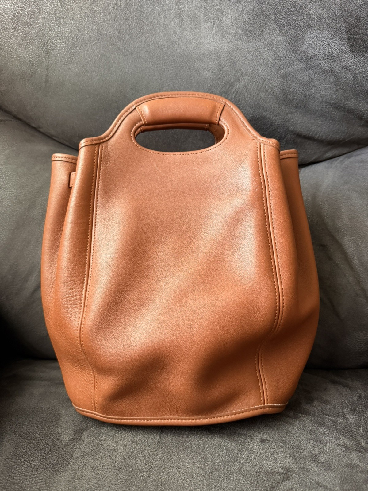 Coach 9994 Vintage British Tan Leather Backpack Tote Top Handle Detail