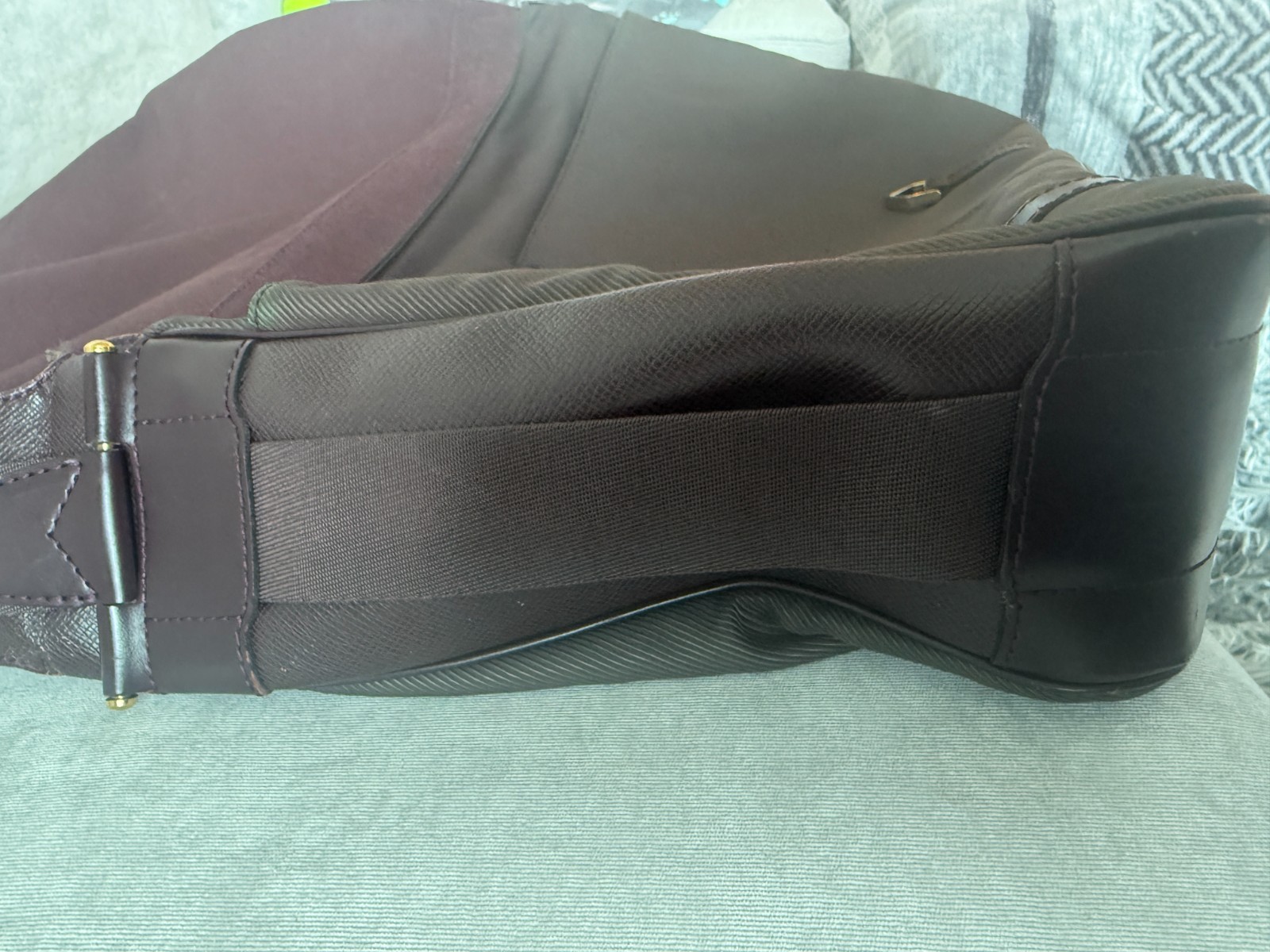 Louis Vuitton Dersou Messenger Bag Bordeaux Taiga Leather Men’s Crossbody