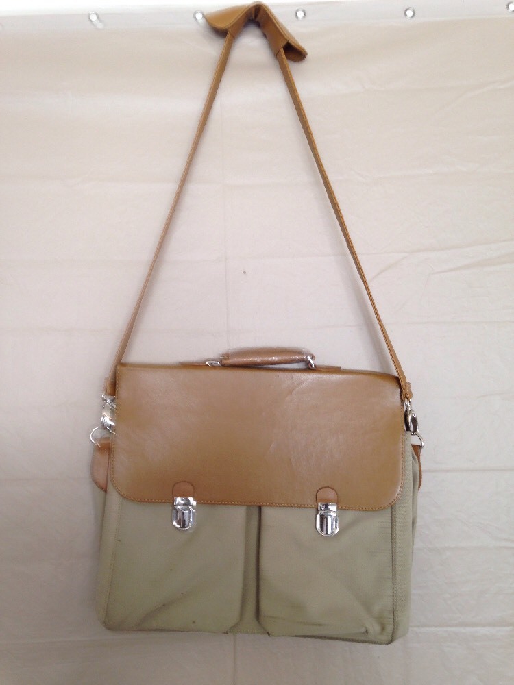 Men’s Beige/ Brown Unbranded Shoulder Bag. 16″ X 14″ X 4″. Fibre/ Acrylic