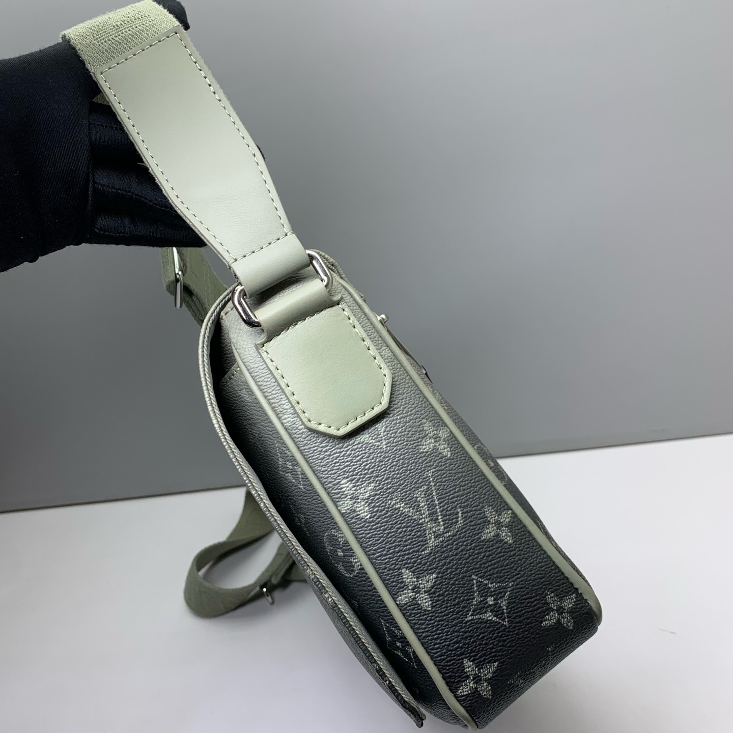 Louis Vuitton Pre-Owned Authentic DISTRICT Messenger Bag Crossbody Grey26x20x7cm