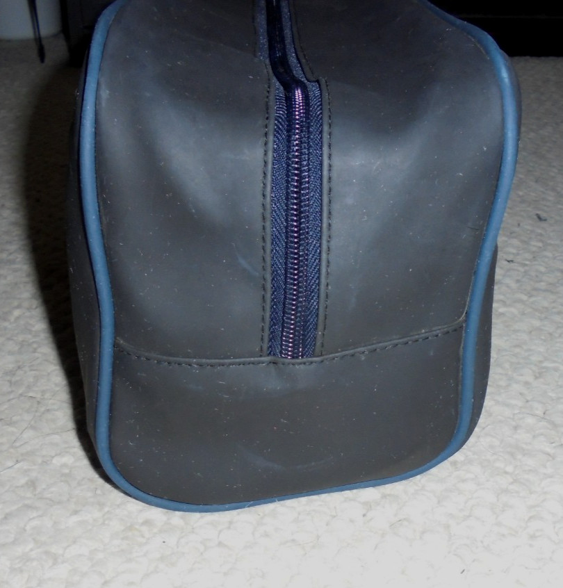 Tommy Hilfiger Men’s Toiletry Shaving travel bag Navy Blue with logo and zipper