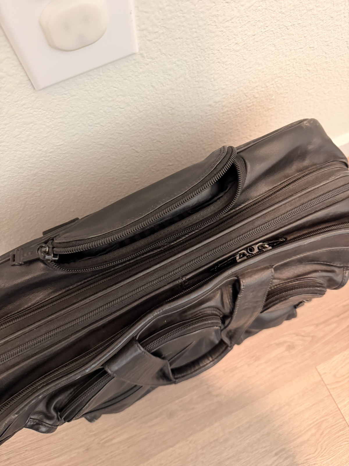 Tumi Leather 2-Wheeler Expandable Leather Laptop Briefcase #96003D4 Black Carry