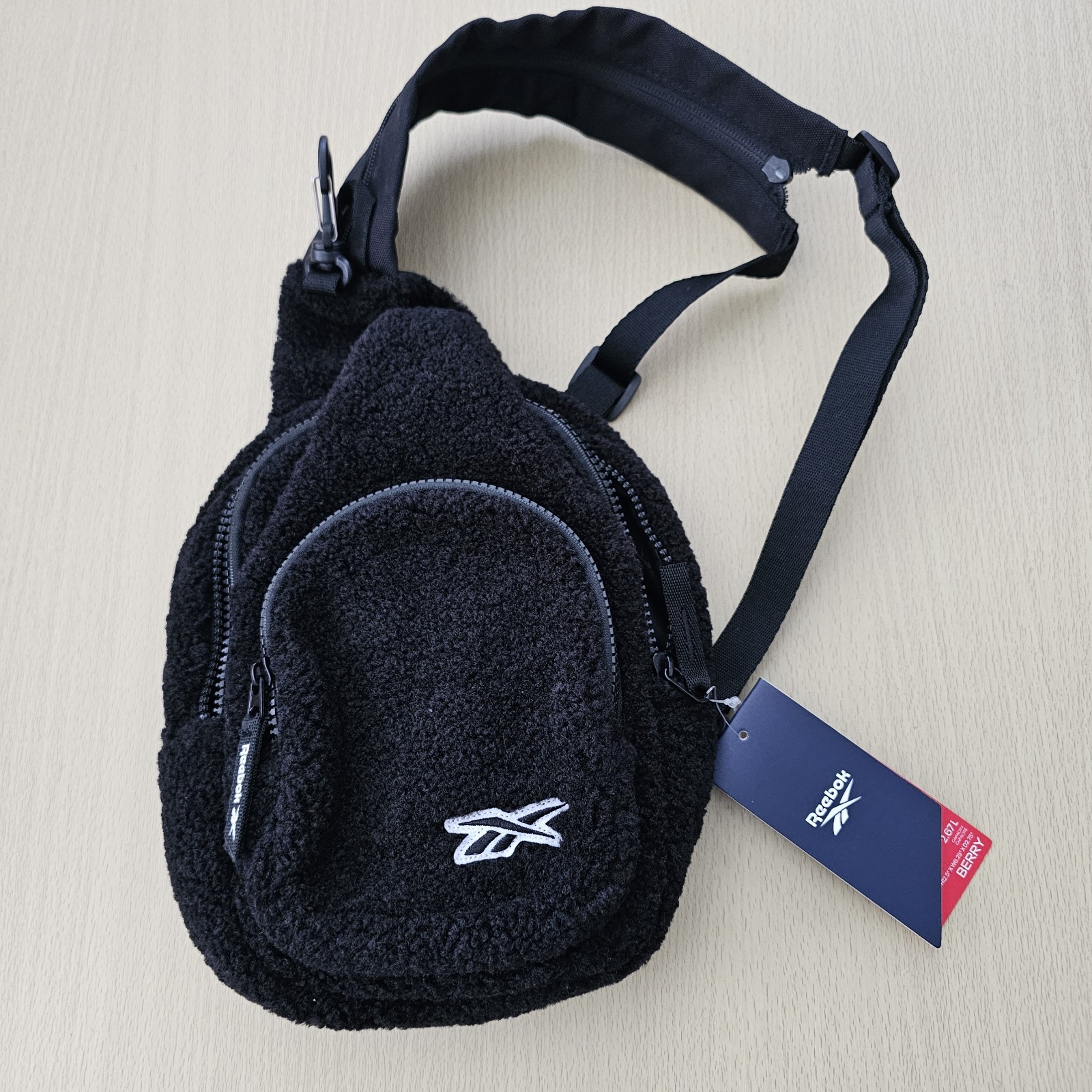 Reebok Unisex Sherpa Fleece Crossbody Sling Bag Black. NWT Brand New