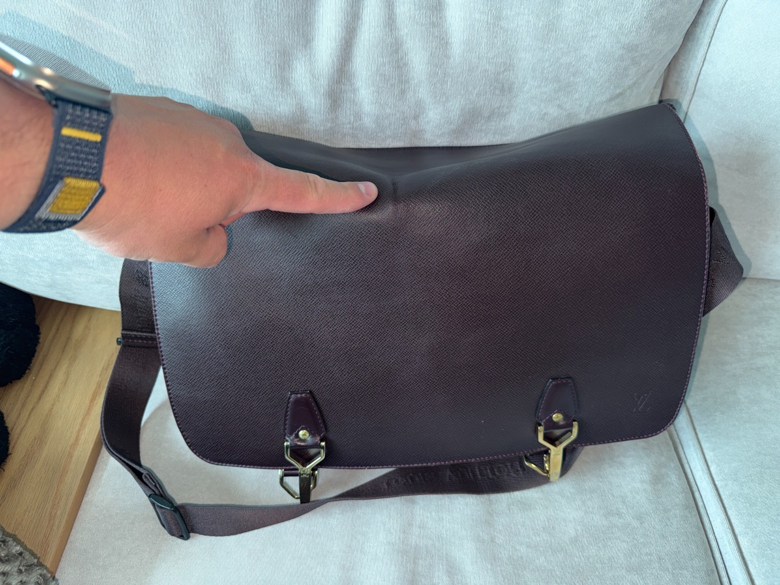 Louis Vuitton Dersou Messenger Bag Bordeaux Taiga Leather Men’s Crossbody