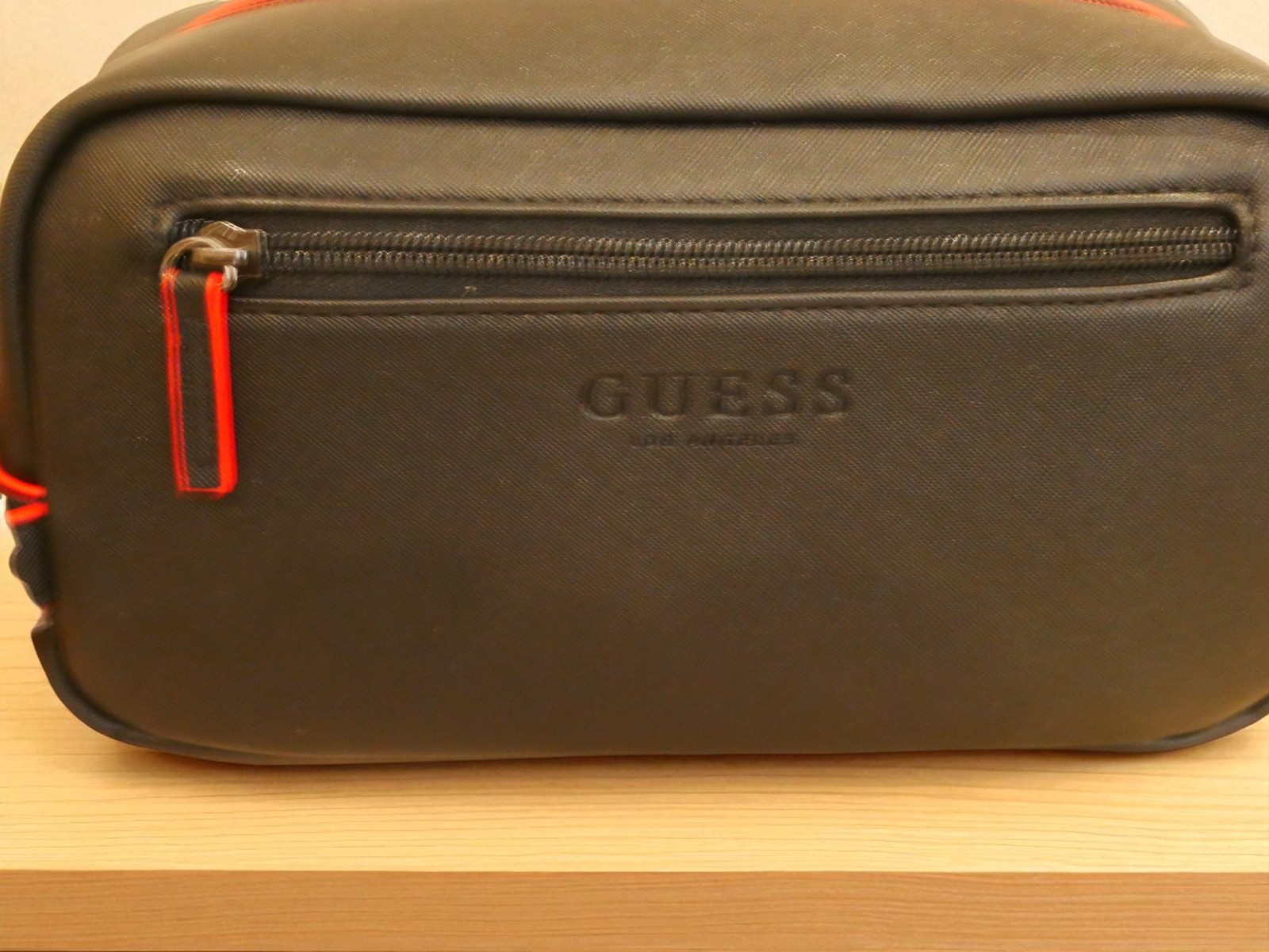 NEW MEN’S GUESS BLACK RED LEATHER HANDLE TOILETRY TRAVEL CASE BAG FRONT POCKET