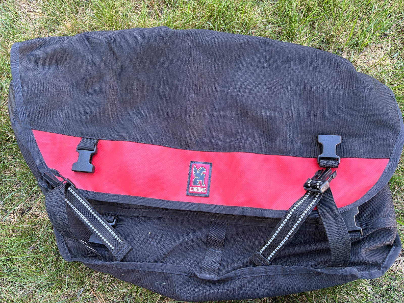 Chrome Bag – Mini Metro Messenger Bag 24″ Black/Red **Excellent**