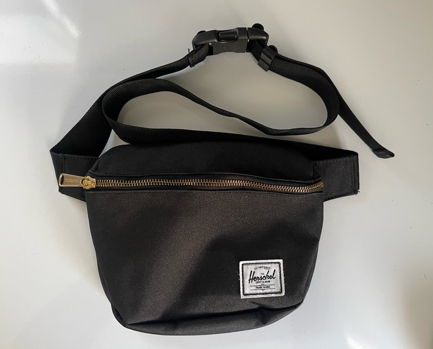 *HERSCHEL* Fifteen Hip Pack Black / Gold Zipper NWOT, Fanny Festival Bag