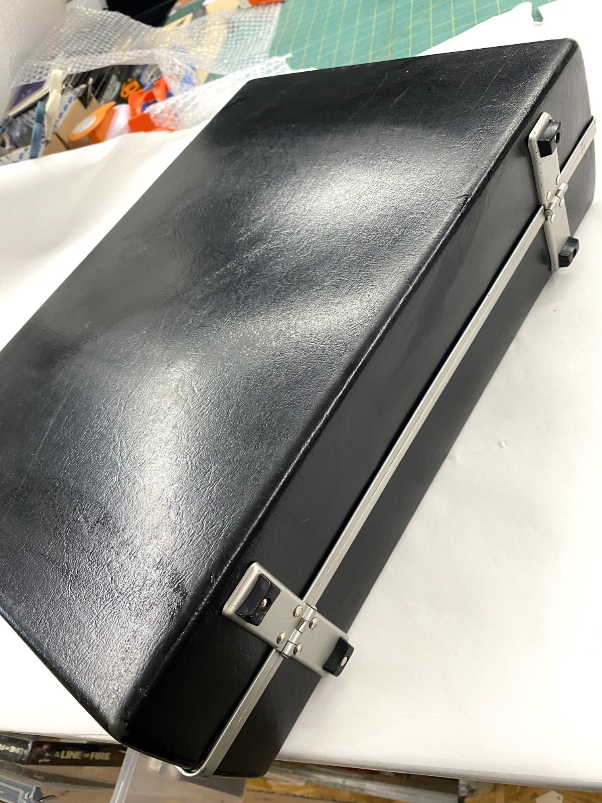 VINTAGE 1970 SAMSONITE HARD SHELL BRIEFCASE BLACK ATTACHE CASE W/ FOLDERS NO KEY