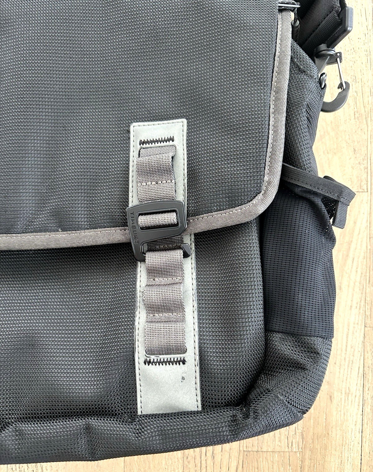 Timbuk2 Command Messenger Bag Black Grey Laptop Crossbody Strap Travel