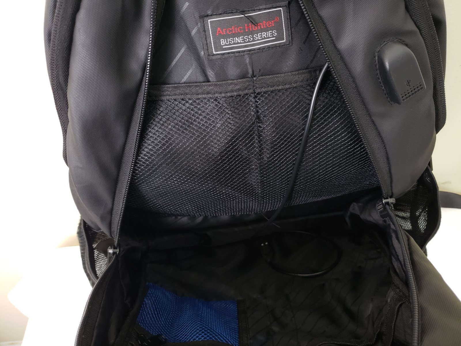 Arctic Hunter 20005 Backpack USB Port Black Travel Laptop Bag Waterproof