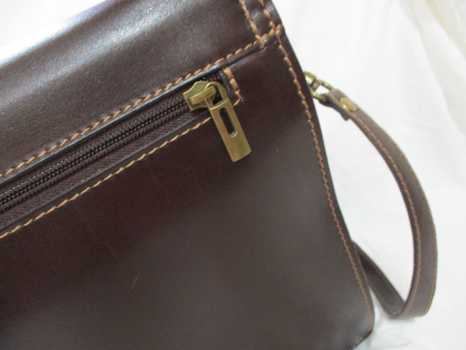 Solid and refined real leather shoulder strap workbag.