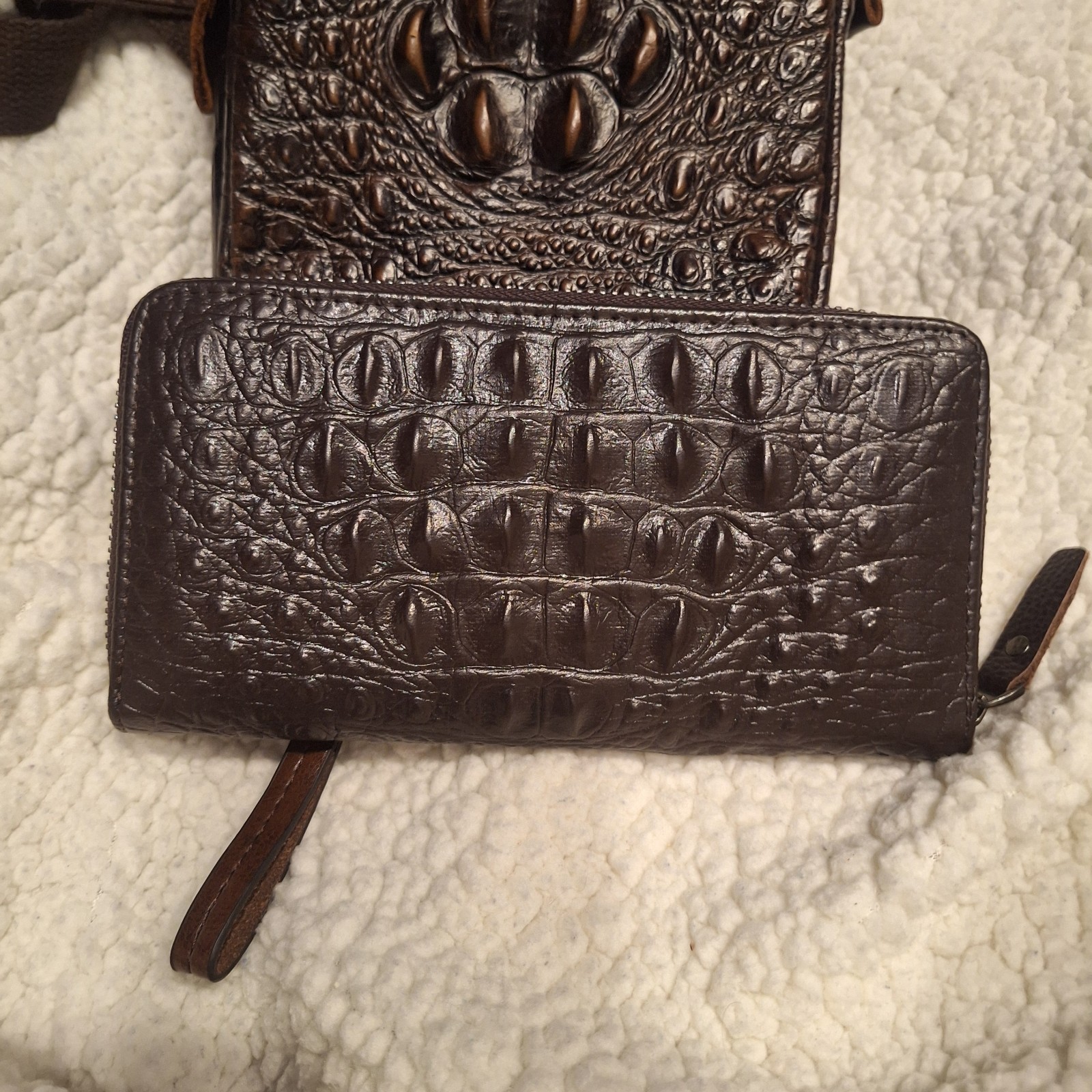 Crocodile embossed Leather Men’s Chest Bag Pattern Crossbody & Wallet