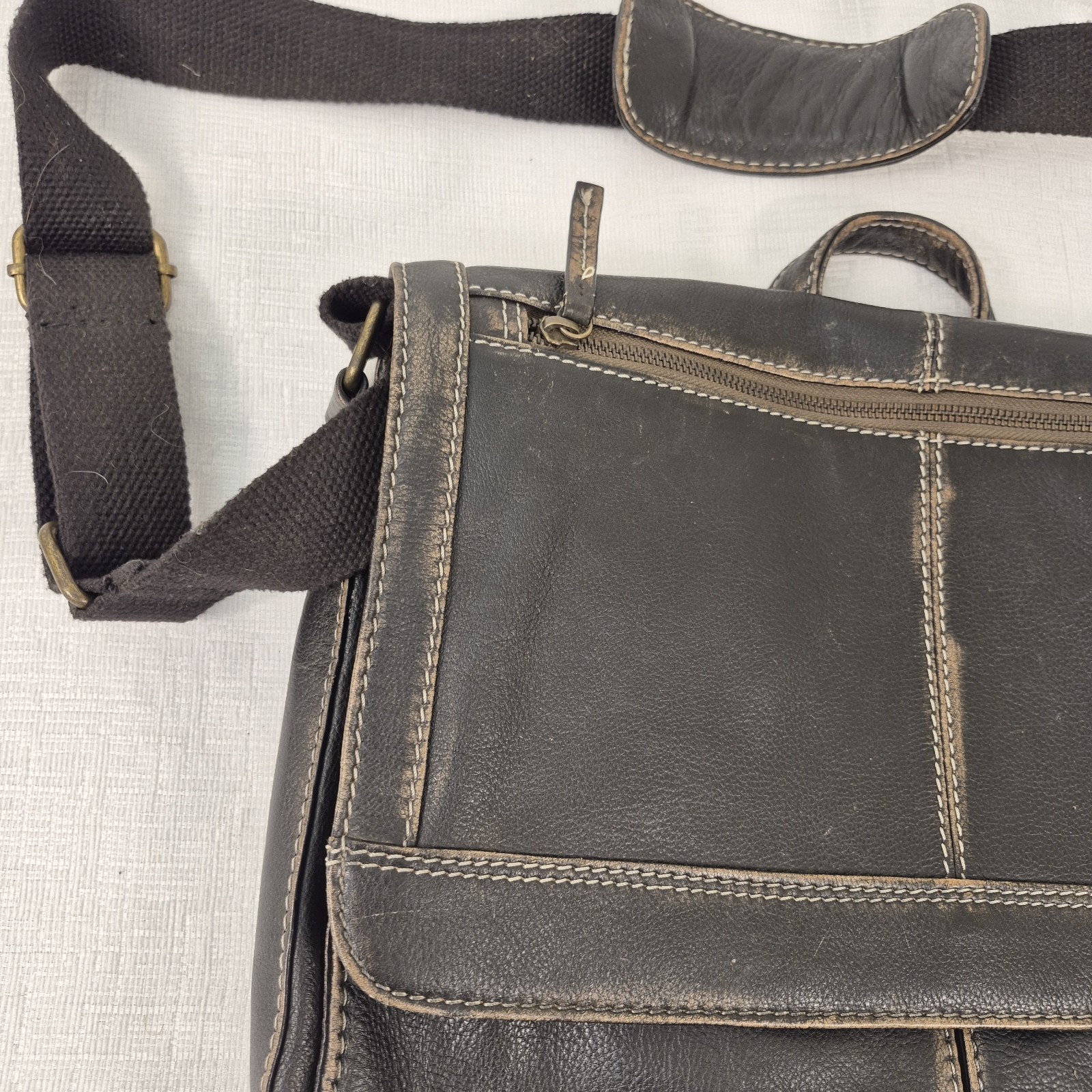 Black Rivet Distressed Leather Messenger Bag Laptop Briefcase Crossbody Strap