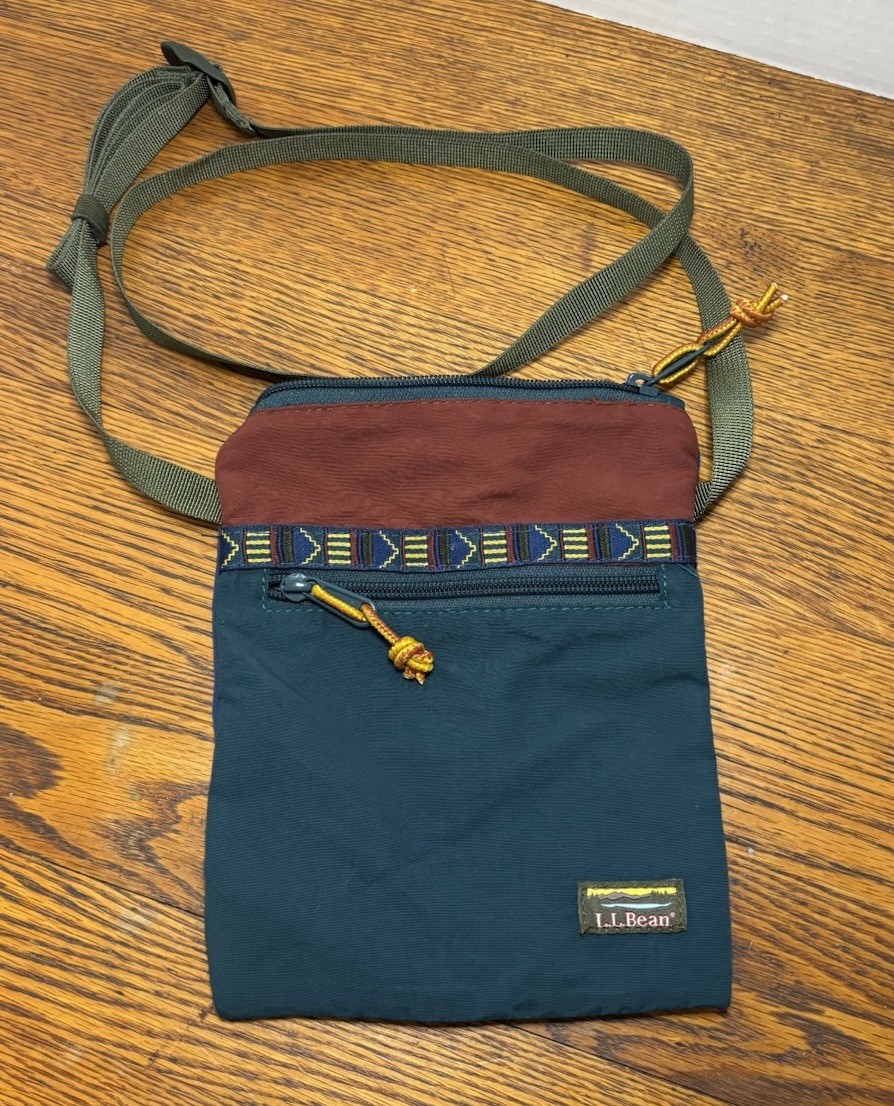 L.L.Bean Mountain Classic Crossbody Bag Pouch Bag Zip Adjustable Strap