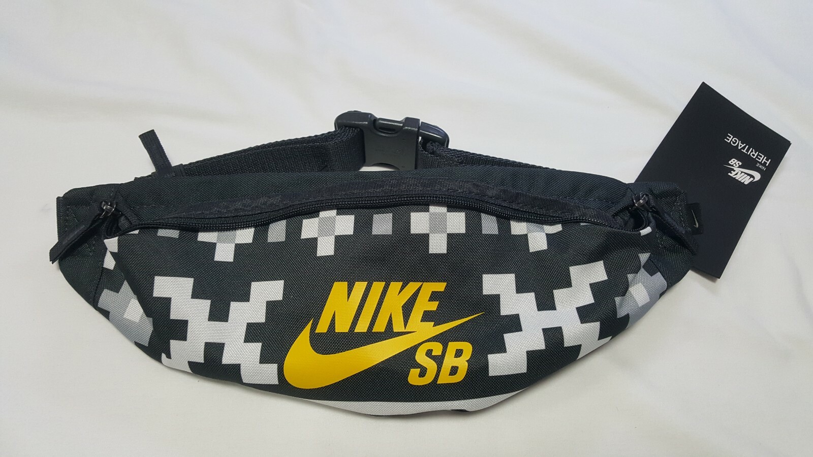 Nike Unisex SB Heritage Printed Skate Hip Pack BA6418-060 Black white yellow
