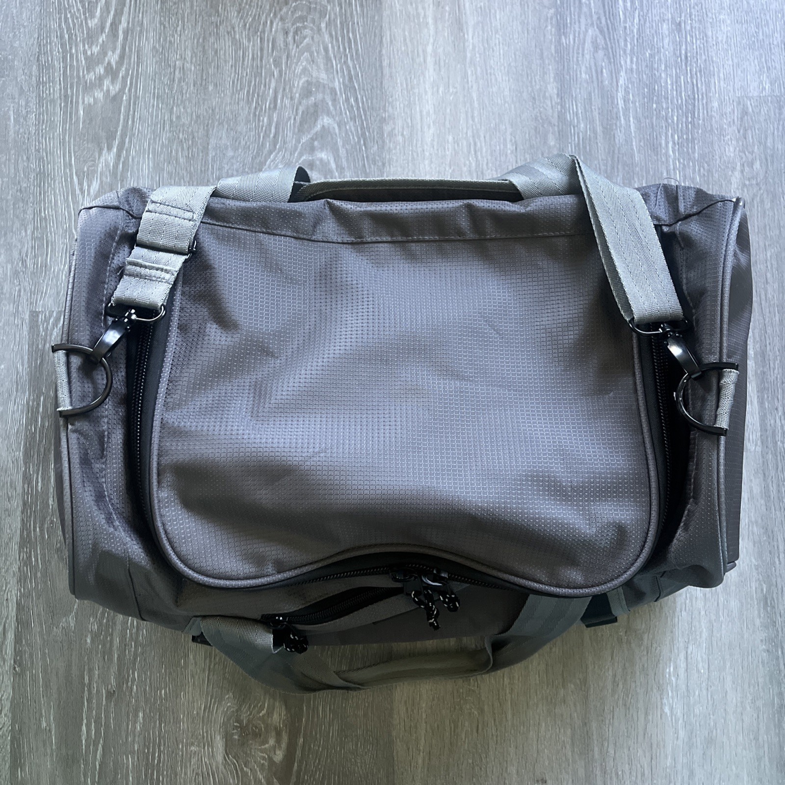 EUC Kenneth Cole Reaction Medium Rip-Stop Duffel Gym Bag GRAY + BLACK MSRP $110